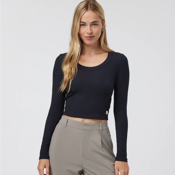 NWOT Vuori Black Long Sleeve Pose Scoop Neck Top - Picture 3 of 5